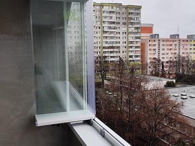 Otvorená sklenená tabuľa otočného zasklenia balkóna