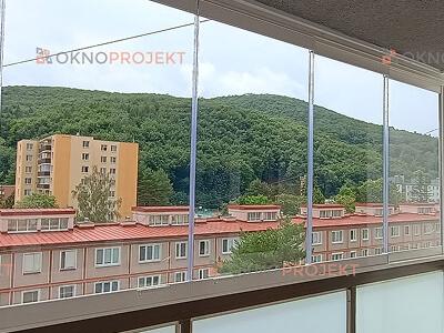 Bezrámové zasklenie balkóna s výhľadom na mesto