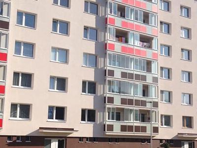 Balkónové zasklenie na fasáde panelového domu